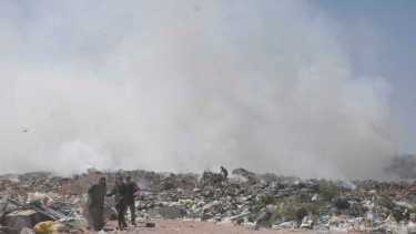 Se utilizan bolsas industriales para recoger basura que luego pueda revenderse en el mercado donde cotizan a buen precio el cobre y el aluminio. 