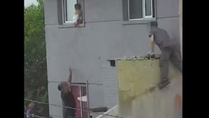Dramático rescate de un niño que se estaba por caer desde un segundo piso en Córdoba