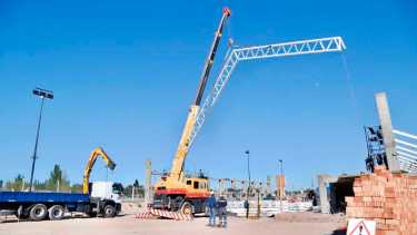 Etapa de techado en el SAF del barrio Jaime De Nevares, en Parque Industrial Neuquén (foto Yamil Regules)