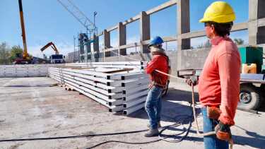 El polideportivo del barrio Jaime De Nevares en el Parque Industrial Neuquén llegó a las cabreadas (foto Yamil Regules)