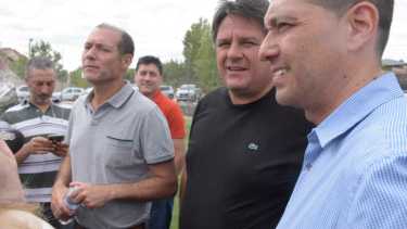 Mucha arenga de campaña en la inauguración de la cancha de césped sintético de 7 de Mayo (foto Yamil Regules)
