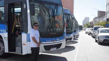 Presentaron la flota de coles que circulará por Neuquén, en un acto que sirvió para pedir el voto al MPN