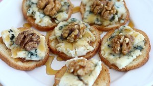 Tostadas con queso azul, nueces y miel para el picoteo