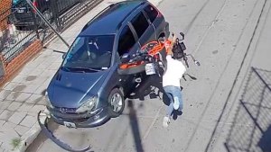 Video: un joven hacía piruetas con una moto robada, chocó contra un auto estacionado y murió en el acto