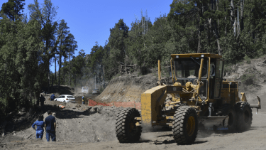 Máquinas de la empresa CN Sapag en plena faena en cercanías de Villa Traful, donde pobladores se quejan por la falta de mantenimiento de ese camino de ripio. (foto Alfredo Leiva)