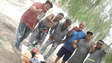 Luis García (de azul) junto a los obreros que recuperaron su billetera. 