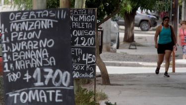 Combo de ofertas, la estrategia en los comercios del oeste de Neuquén. Foto: Oscar Livera