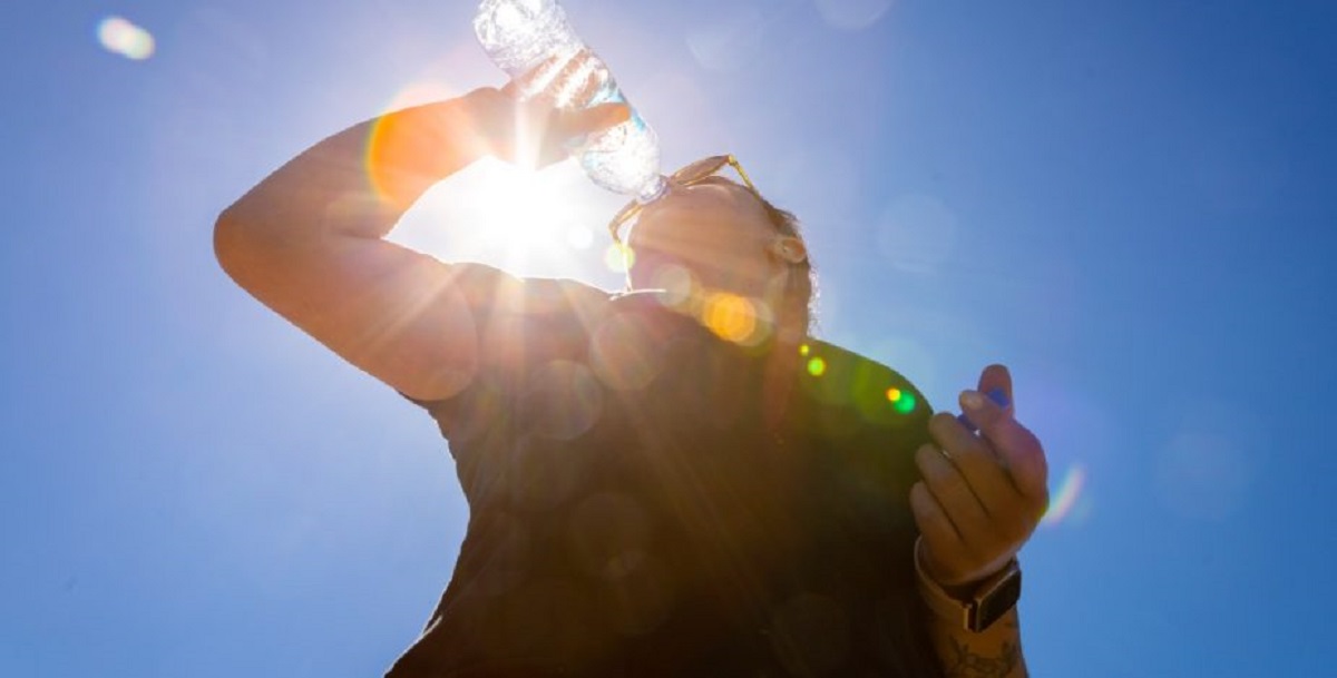 Es importante mantenerse hidratado ante las altas temperaturas, para evitar un golpe de calor.-
