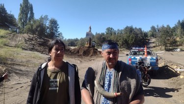 "Las maquinas de la CO.NE.VIAL empresa contratada por Vialidad Nacional intento avanzar sobre el unico acceso a Belvedere a la cual hemos decidido frenar el avance de la maquinas para evitar un derrumbe mayor y ocurra algo que después tengamos que lamentar", dijeron los Paicil Antriao. Foto: gentileza.