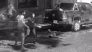 «Lo mataste»: el video de la brutal paliza a un joven a la salida de un bar en Bahía Blanca