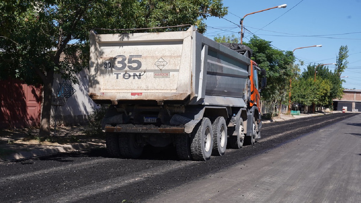 Este martes y miércoles, el municipio de Cipolletti realizó las obras de pavimentación en los barrios Las Viñas y El Trabajo. Foto: Gentileza.