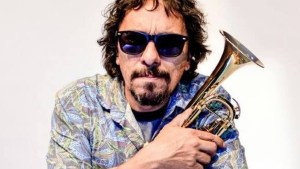 Lo matan a puñaladas, le amputan los genitales y como sospechosa apresan a su esposa en La Plata