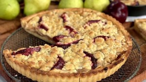 Saboreá este crumble de peras y ciruelas