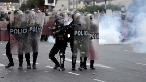 Duros enfrentamientos frente al Congreso de Perú, que rechazó anticipar comicios