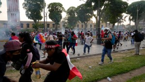 Perú: miles de partidarios de Pedro Castillo descienden sobre Lima en una jornada con dos muertos