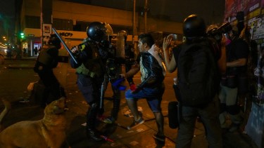 La policía volvió a reprimir a simpatizantes de Pedro Castillo.
