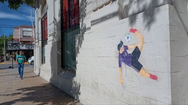 En Cipolletti hicieron un mural por la caida del hincha que se volvió viral.