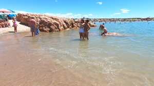 Verano en Las Grutas: así es Piedras Coloradas, una de las playas más lindas de la Patagonia