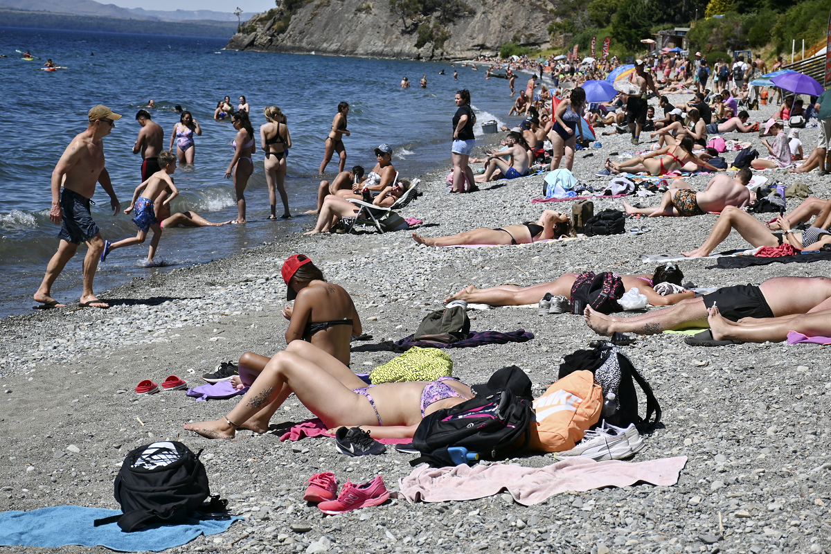 La zona de Playa Bonita fue uno de los puntos más concurridos este jueves para paliar el calor. (foto Alfredo Leiva)