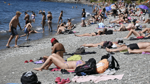 Turistas y residentes buscaron alivio por las altas temperaturas en el lago Nahuel Huapi de Bariloche