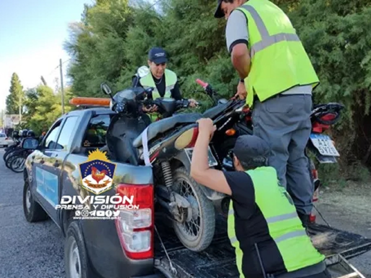Secuestran varios autos y motos durante un fuerte operativo policial en el oeste de Neuquén 