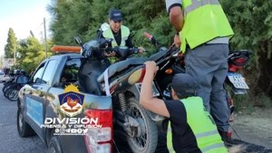Secuestran varios autos y motos durante un fuerte operativo policial en el oeste de Neuquén