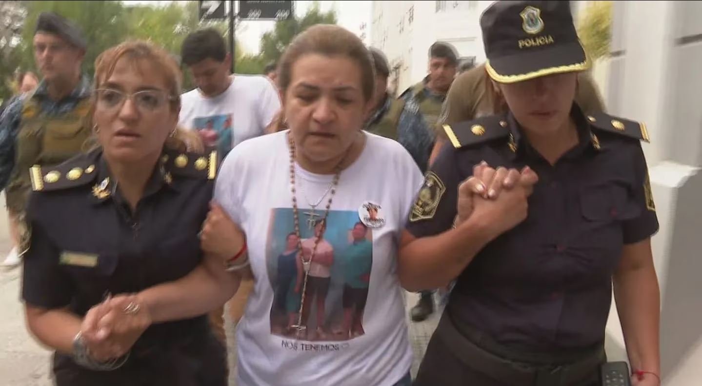 Las policías que acompañaban a la mamá de Fernando Báez Sosa se emocionaron al salir de los tribunales de Dolores. (TN).-