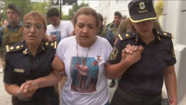Las policías que acompañaban a la mamá de Fernando Báez Sosa se emocionaron al salir de los tribunales de Dolores. (TN).-
