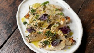 Paillarde de pollo marinado con vinagreta de miel y ciboulette by Juliana López May