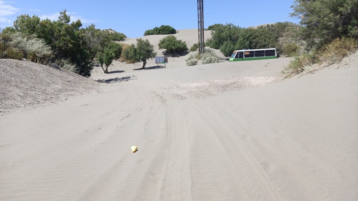 La cantidad de arena acumulada hace muy difícil el acceso a la plata. Fotos: gentileza.
