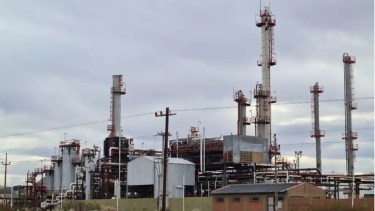 En el parque petroquímico de Plaza Huincul funcionan empresas que industrializan los hidrocarburos (Foto ilustrativa de archivo)