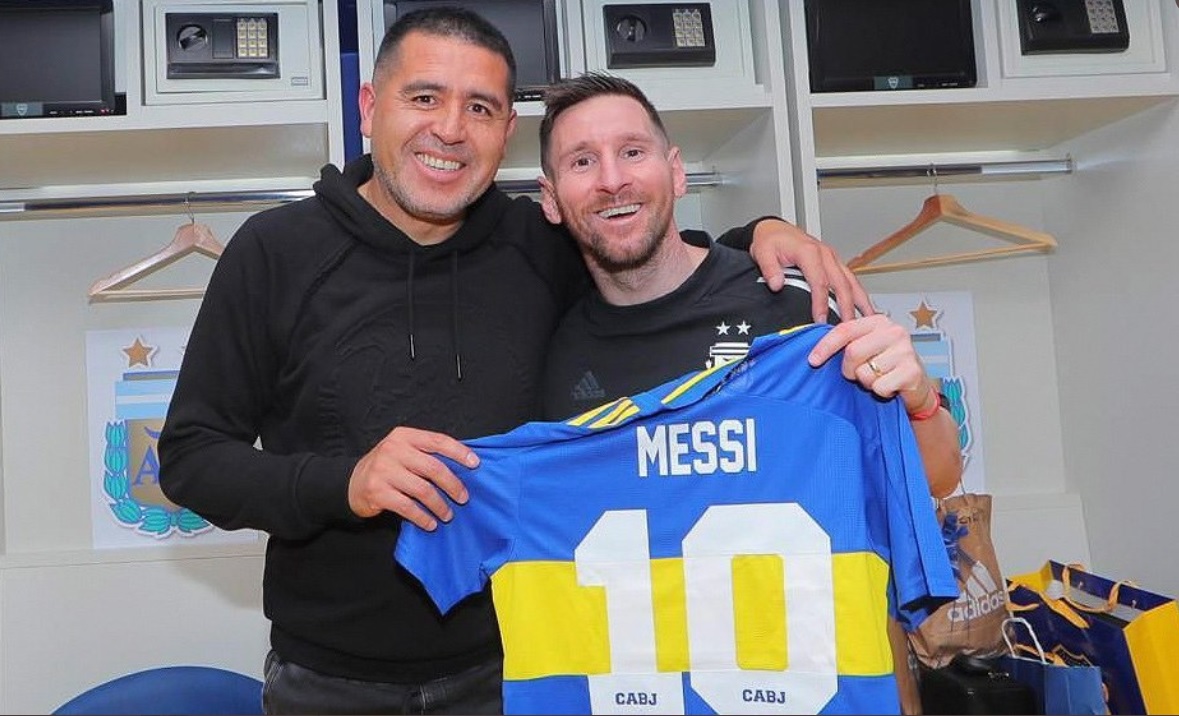 Riquelme y la foto con Messi, con la camiseta diez que el club le regaló. 