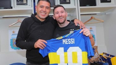 Riquelme y la foto con Messi, con la camiseta diez que el club le regaló. 