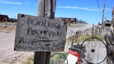 Los afectados contaron que han recibido burlas por parte del personal que debe acerca agua a el barrio. Foto: Cesar Izza.