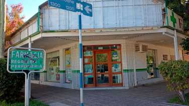 El delincuente habría apuntado con arma de fuego a dos empleados de la farmacia. Foto: Cesar Izza