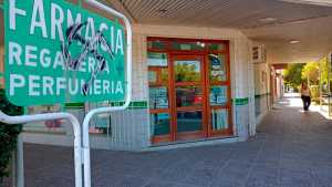 A punta de pistola se llevaron casi 1 millón de pesos de una farmacia de Roca