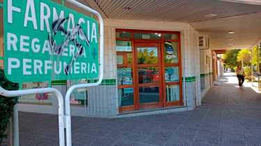 A punta de pistola se llevaron casi 1 millón de pesos de una farmacia de Roca