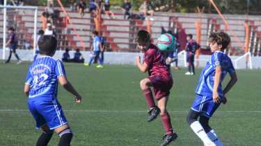 Los Nenes frente a El Balón, uno de los partidos de la categoría 2012 del Mundialito. Fotos: César Izza