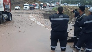 Comenzó la reparación de la zona afectada por la tormenta en la ruta 7 de Añelo 