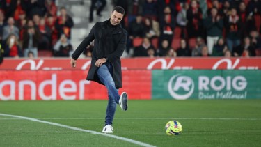 Lionel Scaloni dio el puntapié inicial en el partido de hoy en Mallorca y fue ovacionado. 