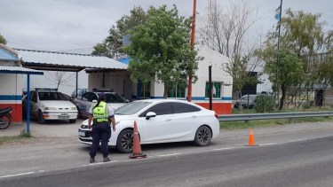 Evadieron un control en Chichinales y los atraparon con 19 envoltorios de cocaína: hay seis detenidos