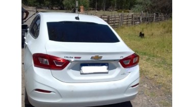La persecución finalizó en una calle rural de Chichinales cuando se encontraron con el camino cerrado. (Foto gentileza)