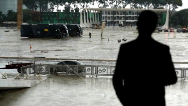 Las fuerzas de seguridad vigilan los alrededores de los edificios públicos.
