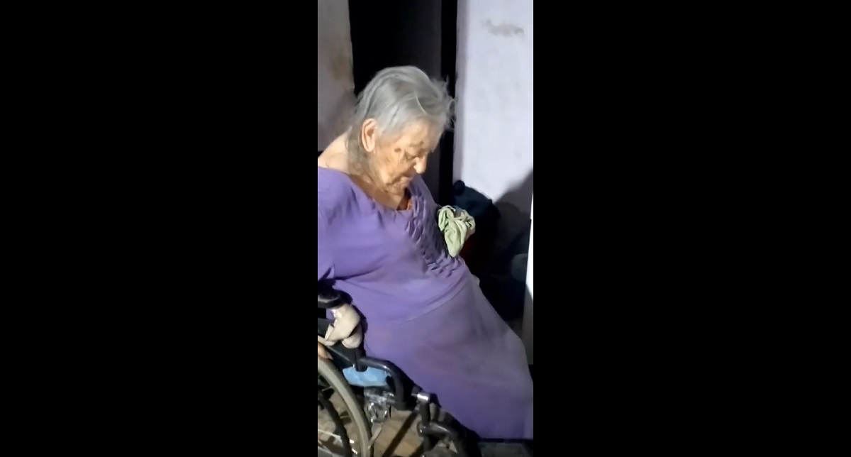 Los vecinos indicaron que la mujer tiene 90 años y está completamente abandonada. (Captura).-