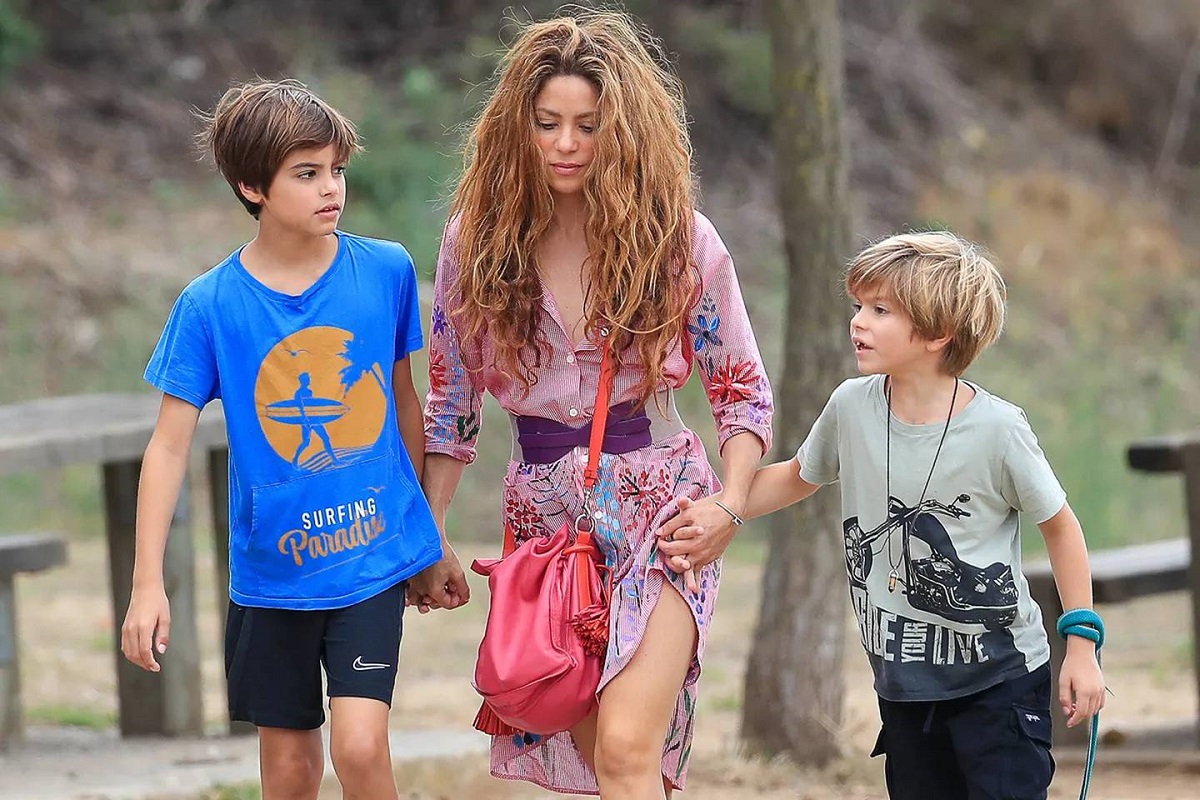 A poco de separarse de su marido, Shakira se refugió en sus hijos para consolar su malestar.-