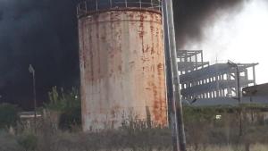 Feroz incendio en una fábrica textil en La Plata, lindante a un depósito de YPF