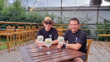 Los hermanos trabajan arduamente en su proyecto, con la intención de que salga de la mejor manera.