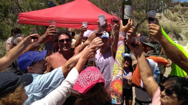 Copas y vasos bien arriba, para brindar con uno de los vinos rescatados del fondo del Colorado.