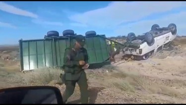 Llevaba una camioneta en un carro y terminó volcando en la ruta 237 cerca de El Chocón. 