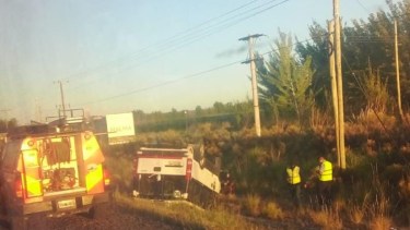 Tras un choque volcó una trafic en San Patricio del Chañar. Foto: Gentileza. 